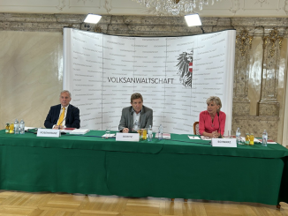 Volksanwälte Walter Rosenkranz, Bernhard Achitz, Gaby Schwarz präsentieren den Jahresbericht 2023. (Foto: Volksanwaltschaft)
