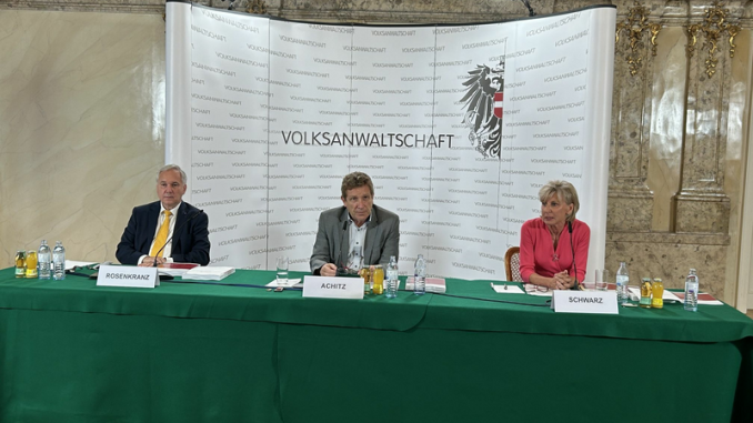 Volksanwälte Walter Rosenkranz, Bernhard Achitz, Gaby Schwarz präsentieren den Jahresbericht 2023. (Foto: Volksanwaltschaft)