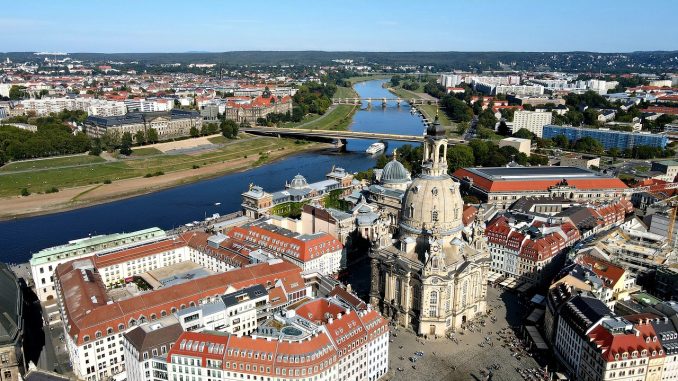 Frauenkirche, Fluss, Stadt, Quelle: Toni2001, Pixabay License, Freie kommerzielle, Nutzung, Kein Bildnachweis nötig